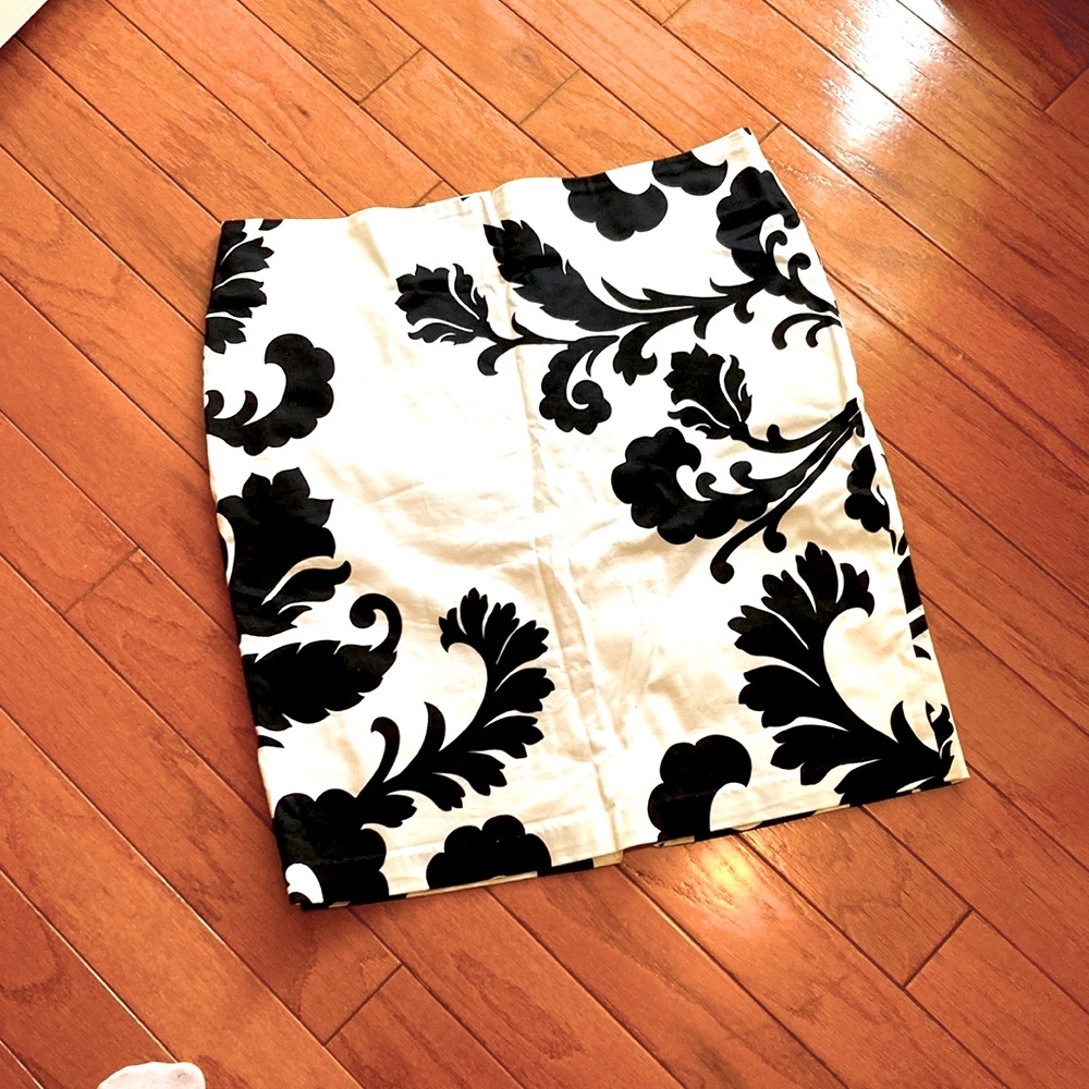 White House black market pencil skirt. White with  black graphic. Lined.